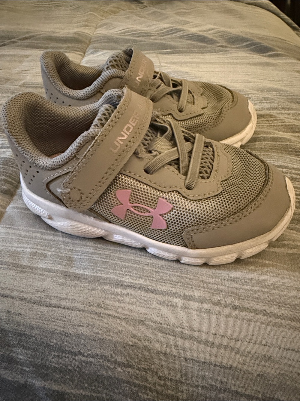 Under Armour Kids Light Gray and Pink Logo Sneakers